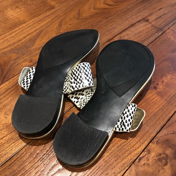 Marc fisher flat T-strap sandals a large buckle closure patented leather sz 8.5 - Picture 2 of 9